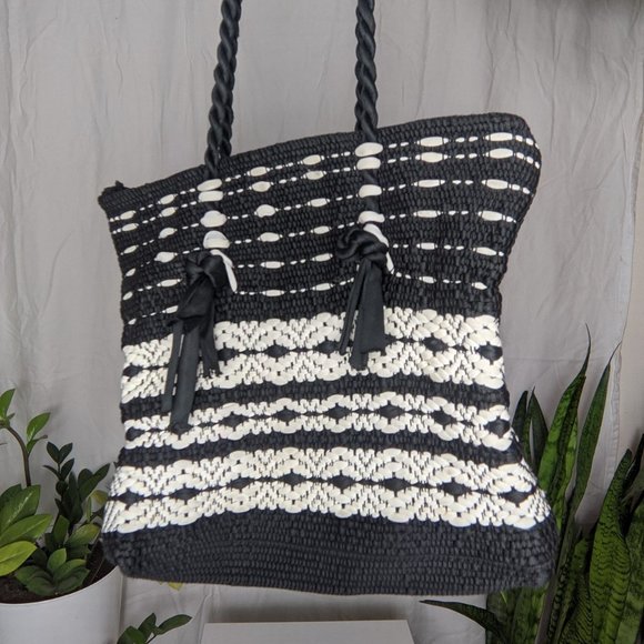 Black and white crochet shoulder bag. - Picture 4 of 5
